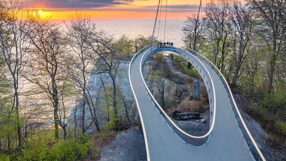 Der Skywalk Königsstuhl im Nationalpark bei Sassnitz auf Rügen bietet spektakuläre Aussichten.
