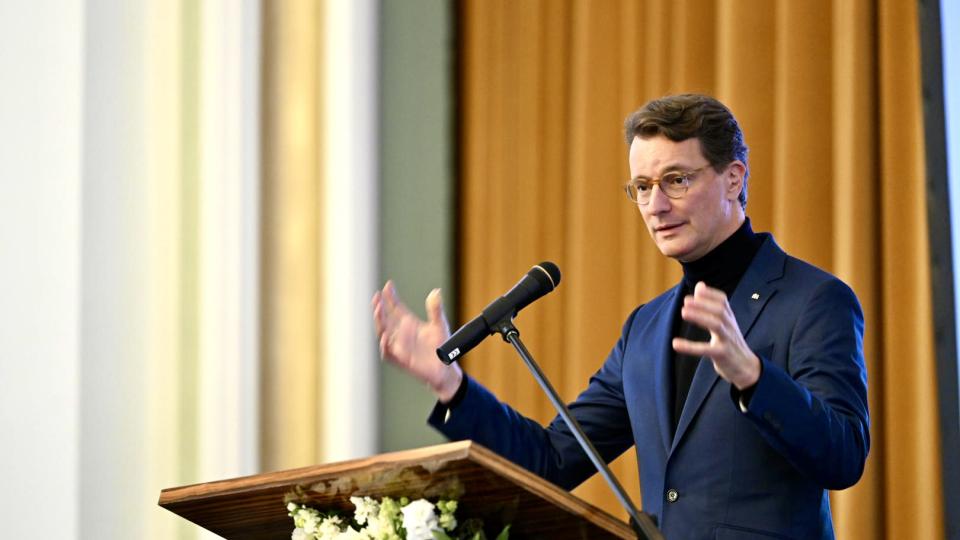 Ministerpräsident Wüst hält ein Grußwort bei der Vereidigungsfeier in Lüdenscheid