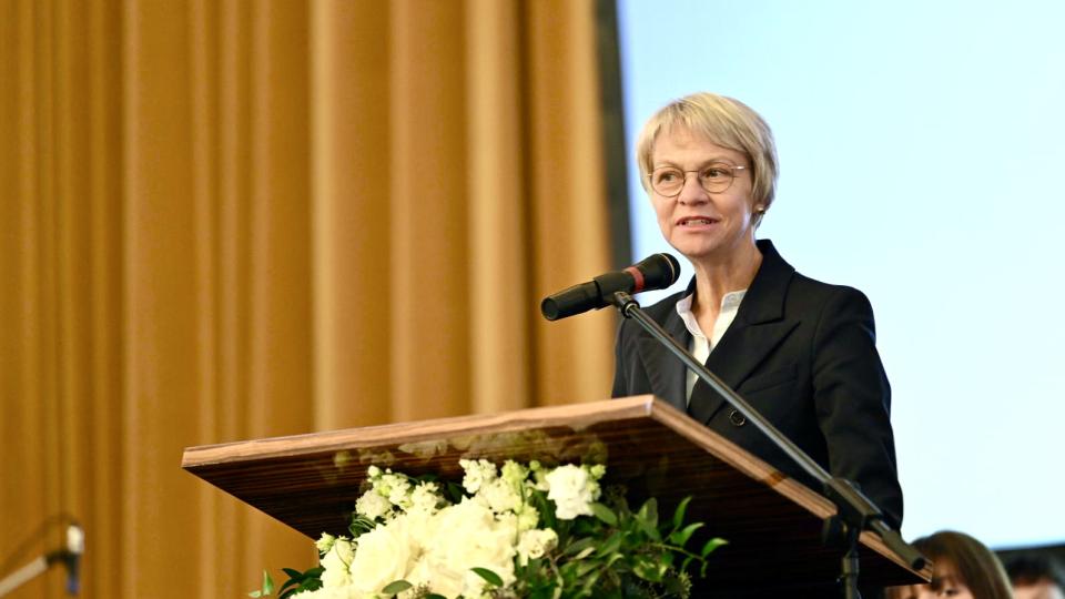 Ministerin Feller hält ein Grußwort und begrüßt die angehenden Lehrkräfte im Vorbereitungsdienst