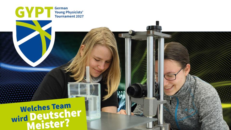 Zwei junge Frauen führen ein physikalisches Experiment durch.