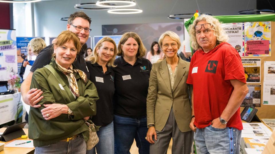 Hauptschultag 2026: Gruppenbild von Ministerin Feller mit Teilnehmerinnen und Teilnehmern.