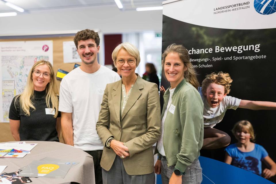 Hauptschultag 2026: Ministerin Feller mit Teilnehmerinnen und Teilnehmern.