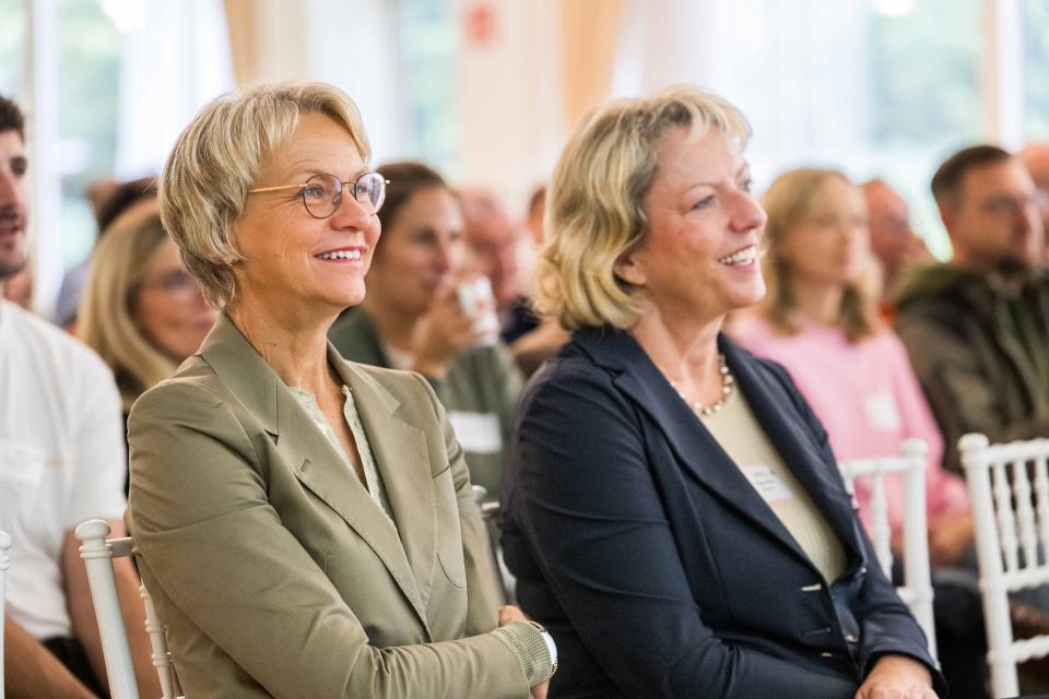 Hauptschultag 2026: Ministerin Feller sitzt im Publikum.