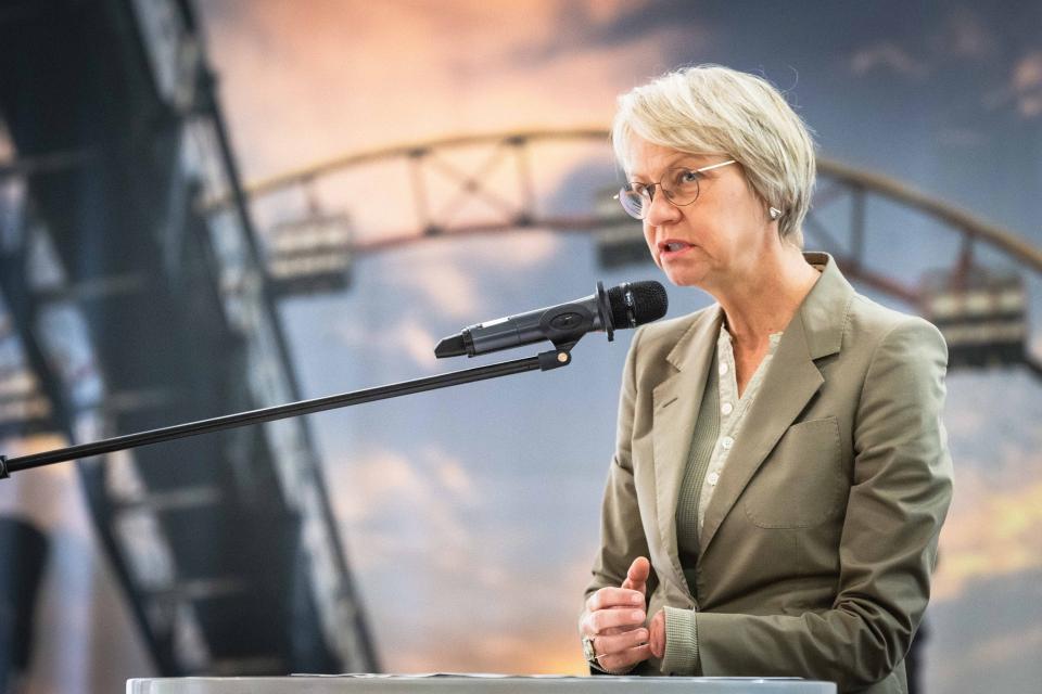 Hauptschultag 2026: Ministerin Feller steht vor einem Mikrofon und spricht.