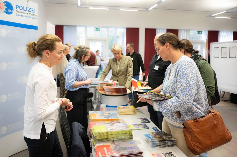 Hauptschultag 2026: Ministerin Feller besucht gemeinsam mit Teilnehmerinnen und Teilnehmern einen Informationsstand.