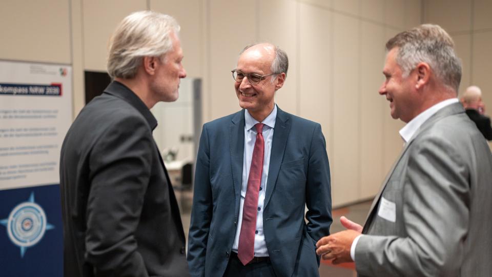 Staatssekretär Dr. Urban Mauer im Gespräch während des Stiftungstages 2026