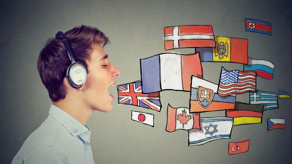 Kombination aus Foto und Grafik: Ein Junge mit Kopfhörern hat den Mund zum Sprechen geöffnet, davor schweben zahlreiche gezeichnete Länderflaggen.