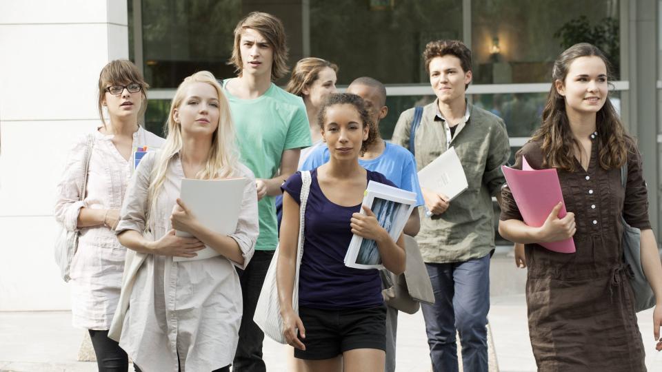 Schüler verlassen ein Schulgebäude. Schüler verlassen ein Schulgebäude.