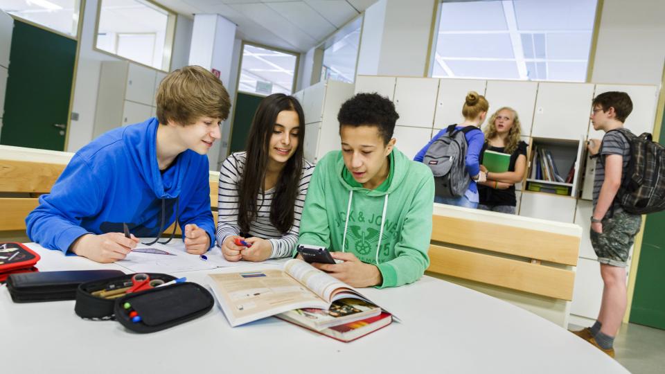 Schüler lernen zusammen in einem Klassenraum.