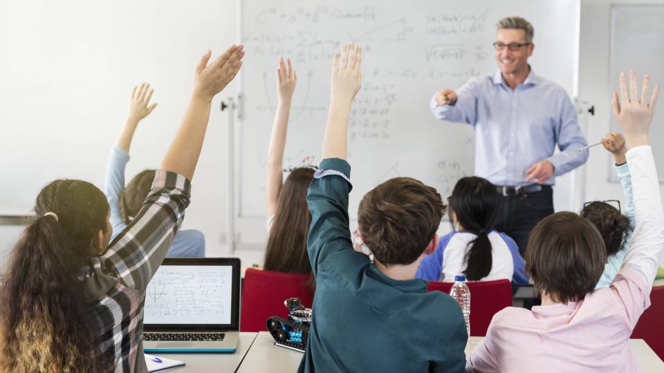 Lehrer mit Schulklasse im Unterricht Lehrer mit Schulklasse im Unterricht