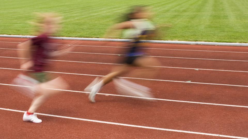 Zwei Schüler bestreiten einen Laufwettkampf. Zwei Schüler bestreiten einen Laufwettkampf.