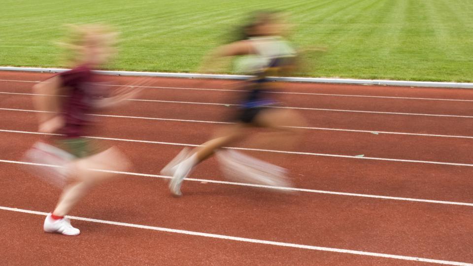 Zwei Schüler bestreiten einen Laufwettkampf.