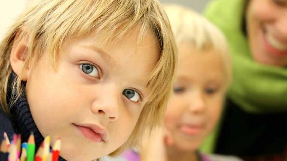 Portrait eines aufmerksam blickenden Kindes. Portrait eines aufmerksam blickenden Kindes.