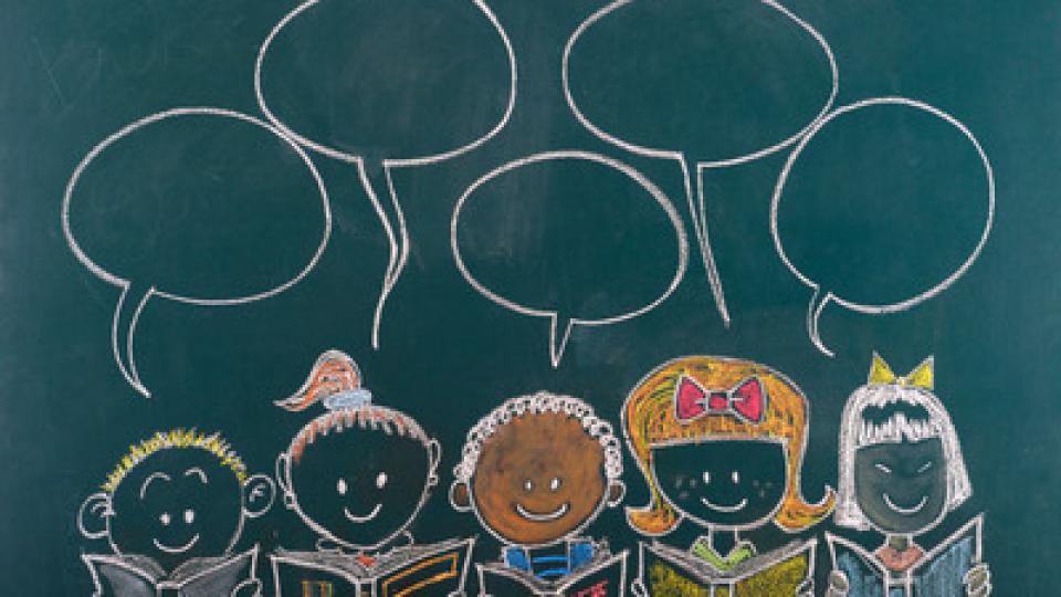 Auf einer Tafel sind mit Kreise lesende Kinder unterschiedlicher Ethnien gemalt. Über ihnen schweben Sprechblasen.