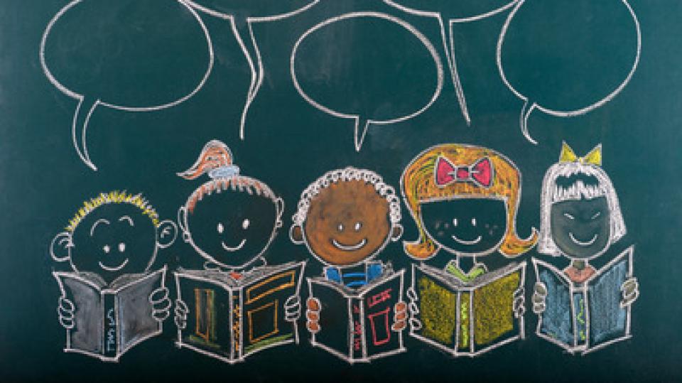 Auf einer Tafel sind mit Kreise lesende Kinder unterschiedlicher Ethnien gemalt. Über ihnen schweben Sprechblasen.