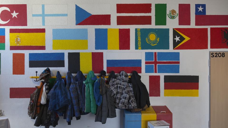 Wandgestaltung mit gemalten Flaggen unterschiedlicher Länder in der Sekundarschule Kreuzau/Nideggen