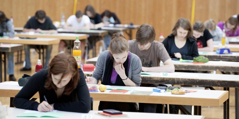 Schülerinnen und Schüler bei einer Prüfung