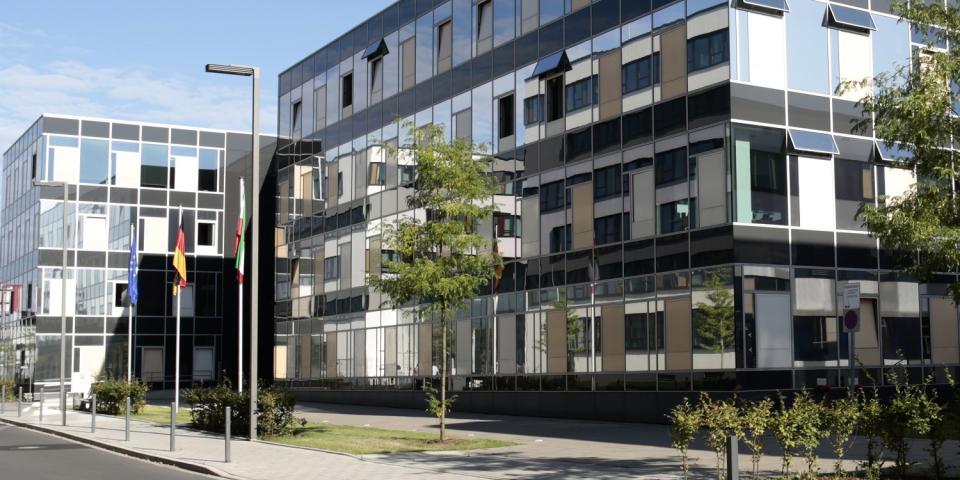 Außenansicht des Gebäudes des Ministeriums für Schule und Bildung NRW in Düsseldorf.