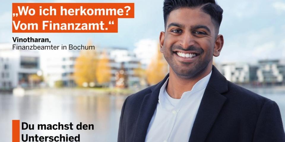 Plakat-Motiv der Kampagne "Du machst den Unterschied". Portrait von Vinotharan, Finanzbeamter in Bochum, darüber gedruckt folgender Text: "Wo ich herkomme? Vom Finanzamt"