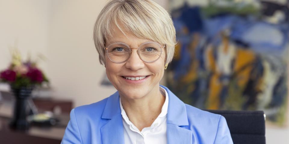 Portraitfoto von Dorothee Feller, Ministerin für Schule und Bildung des Landes Nordrhein-Westfalen