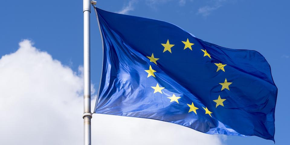 Die Flagge der EU weht im Wind.