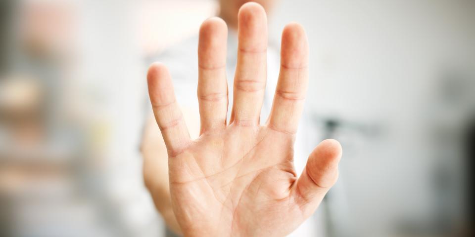 Ein Handfläche zeigt die Stop-Geste.