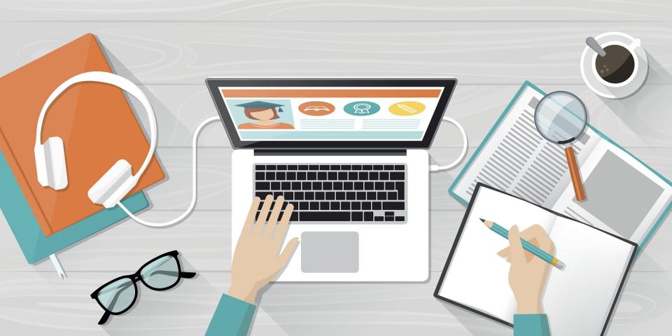 Grafische Darstellung eines Schreibtisch von Oben, darauf liegen diverse Schreibutensilien sowie ein geöffneter Laptop. Hände sind erkennbar, eine liegt auf einer Tatstatur, die andere schreibt in ein Notizheft.