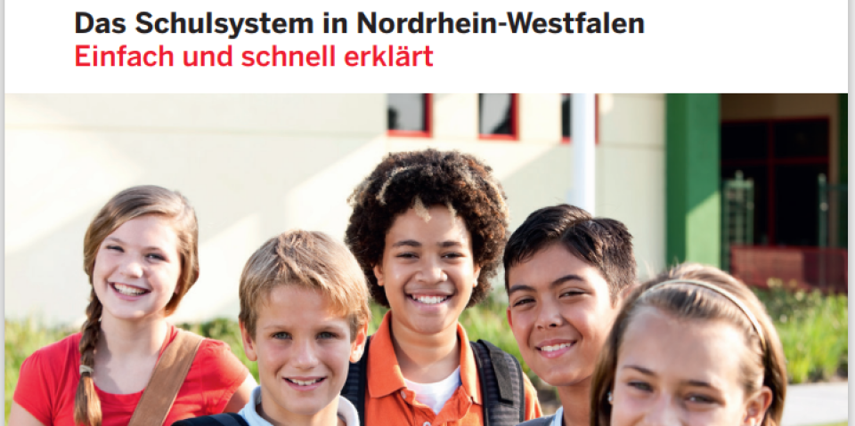Titelblatt des Flyers "Das Schulsystem in Nordrhein-Westfalen - Einfach und schnell erklärt". Unter dem Titel und der Absenderkennung des Ministerium für Schule und Bildung in NRW ist ein Foto mit einer Gruppe Schülerinnen und Schüler platziert.