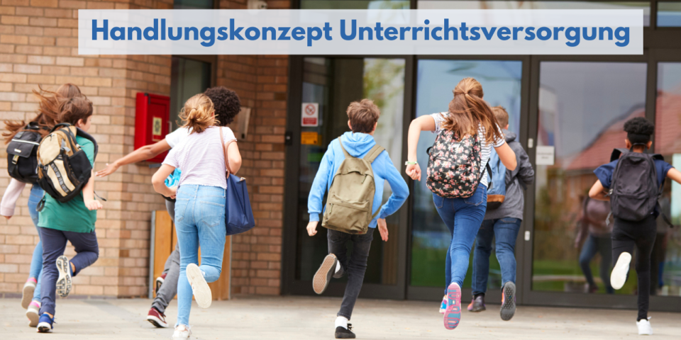 In ein Schulgebäude laufende Gruppe Kinder, oben ist der Schriftzug "Handlungskonzept Unterrichtsversorgung" eingefügt.. 