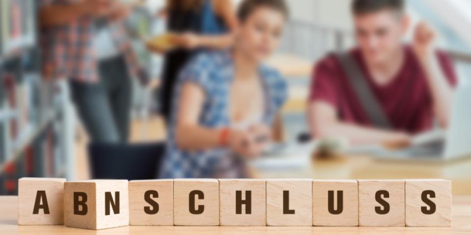 Deckblatt "Kein Abschluss ohne Anschluss. Übergang Schule - Beruf in NRW. Handbuch zu Umsetzung der Standardelemente und Angebote.