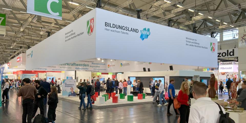 Stand des Schulministeriums NRW auf der didacta 2024 in einer Messehalle der Köln Messe