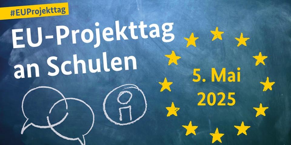 Vor dem Hintergrund einer Kreidetafel steht "#EUProjekttag - EU Projekttag an Schulen - 5. Mai 2025" daneben sind mit Kreide Sprechblasen, ein umkreistest "i", sowie ein Kranz gelber Europa-Sterne gezeichnet. 