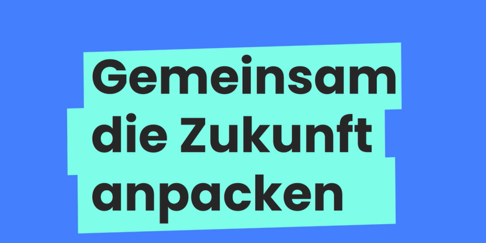 Schriftzug in schwarzer, fetter Schrift auf einem hellblauen, leicht versetzten Hintergrund: 'Gemeinsam die Zukunft anpacken'. Der Hintergrund des Bildes ist blau.