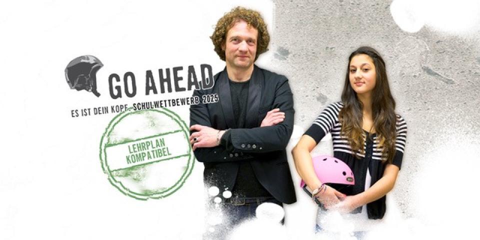 Eine erwachsene Person und eine Jugendliche mit einem Helm unter dem Arm stehen nebeneinander, neben ihnen die grafische Darstellung eines Helms neben dem Schriftzug "Go ahead - Es ist dein Kopf - Schulwettbewerb - Lehrplan kompatibel"