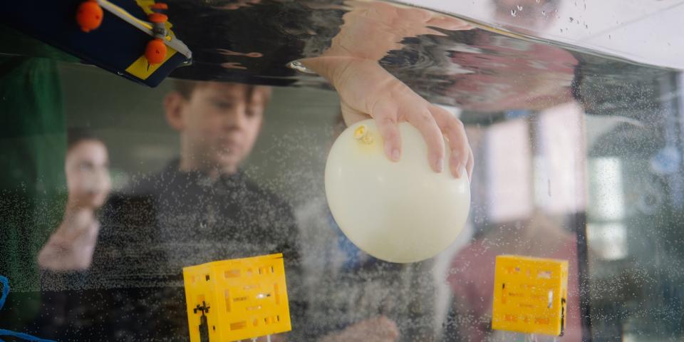 Einige Schüler experimentieren mit Wasser.