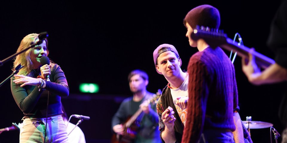 Jugendliche spielen und singen bei einer Jamsession im Rahmen des Treffens junge Musikszene miteinander.