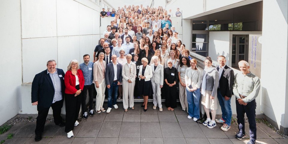 Gruppenbild: Ministerin Feller, Projektpartnerinnen und Projektpartner, Lehramtsstipendiatinnen und Lehramtsstipendiaten.