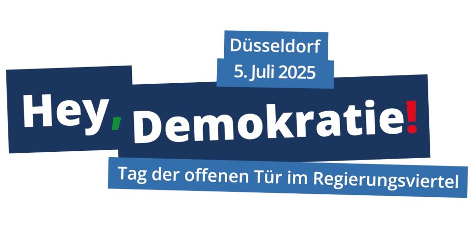 Schriftzug "Hey, Demokratie! Düsseldorf, 5. Juli - Tag der offenen Tür im Regierungsviertel