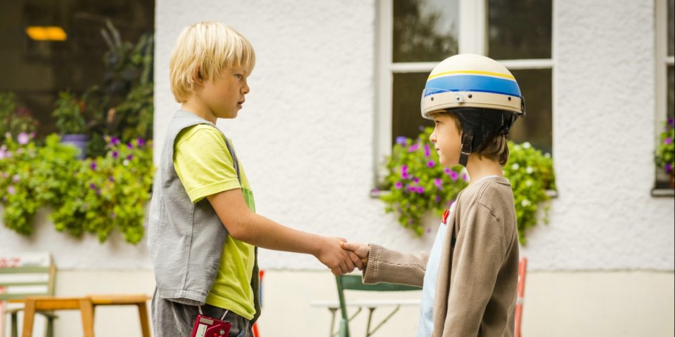 Die zwei Außenseiter Rico und Oskar lernen sich kennen und freunden sich an.