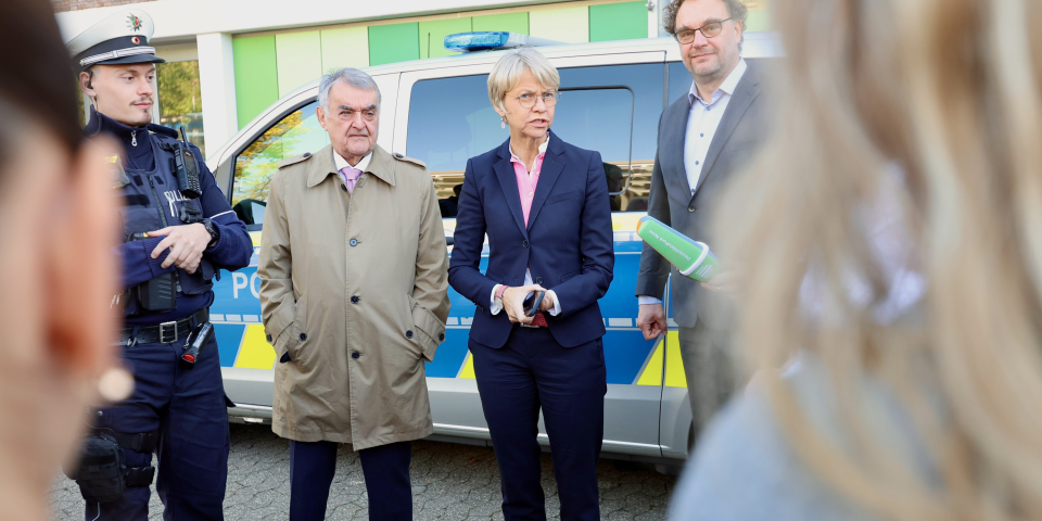 Ministerin Feller und Minister Reul bei der Präsentation des Kooperationsprojektes zur Gewaltprävention