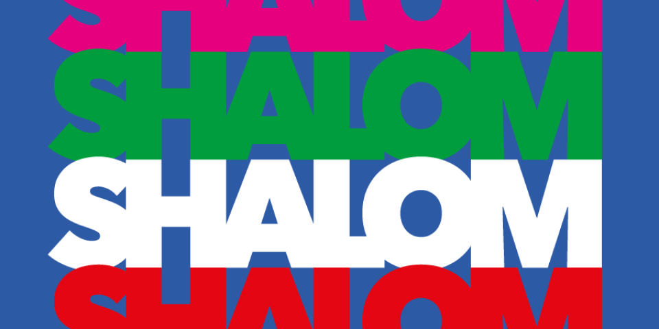 "Shalom" steht in fünf unterschiedlichen Farben auf blauem Hintergrund geschrieben.