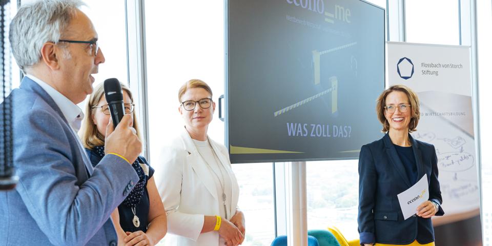 Der Wettbewerb econo=me 2025/26 unter dem Motto "Was Zoll das?" wird vorgestellt.