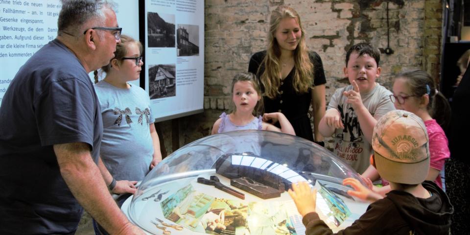 Schülerinnen und Schüler der Wilhelm-Hartschen-Schule in Solingen lernen die Gesenkschmiede Henrichs kennen.