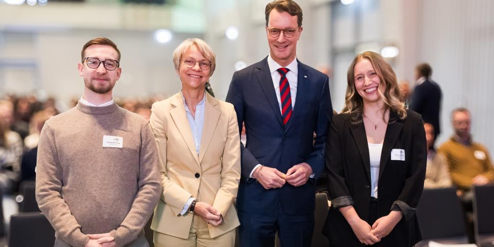 Ministerpräsident Hendrik Wüst und Ministerin Dorothee Feller mit Referendarinnen und Referendaren bei der Vereidigungsfeier in Gelsenkirchen