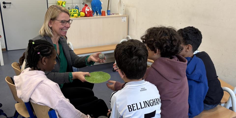 Schulsozialarbeiterin Kirsten Herr mit Schülerinnen und Schülern der Astrid-Lindgren-Grundschule Mühlheim.