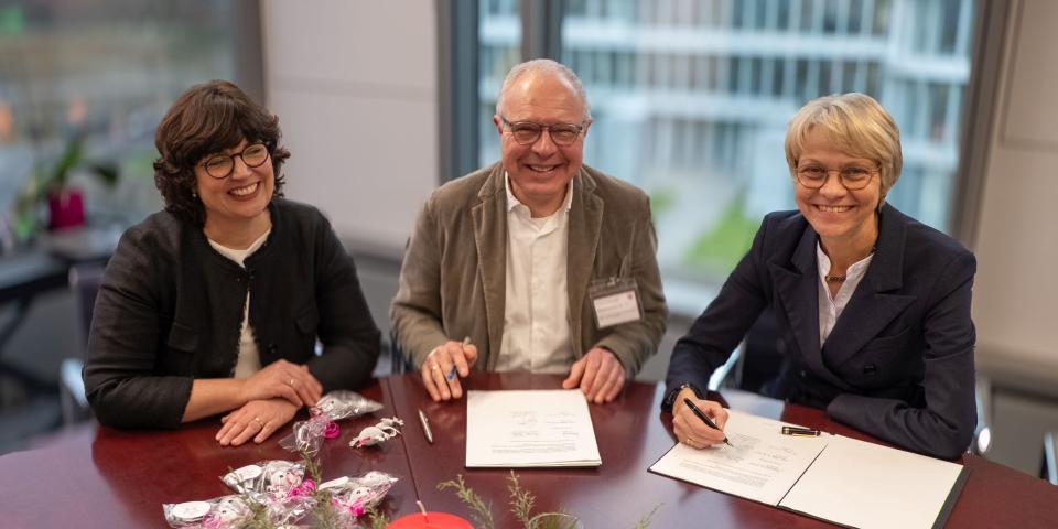 Schulministerin Dorothee Feller und Dr. Ingmar Ahl unterzeichnen die Kooperationsvereinbarung für die Karg Campus Beratung 2.0.