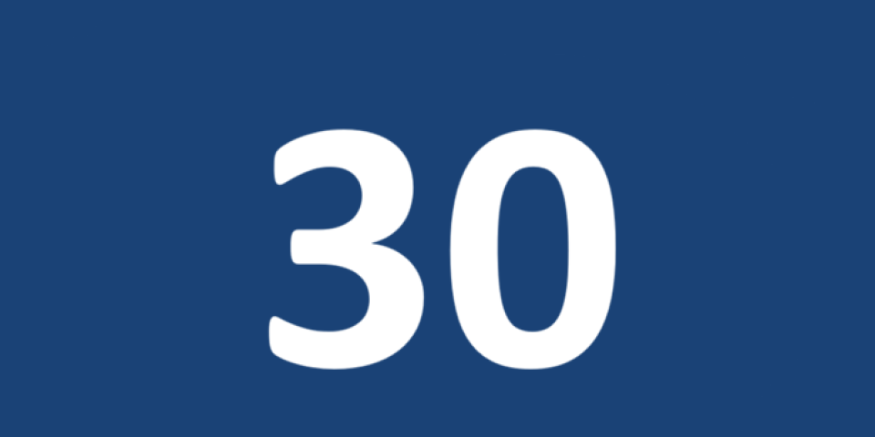 Die Zahl 30 in weißer Schrift auf blauem Grund.