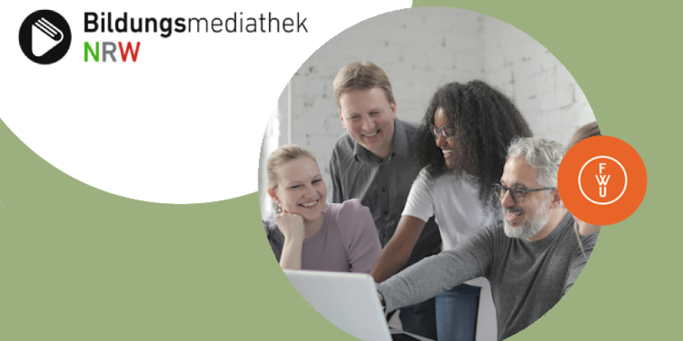 Vier Männer und Frauen gemischten Alters schauen gemeinsam auf einen Laptop, daneben die Logos der Bildungsmediathek NRW und des FWU.