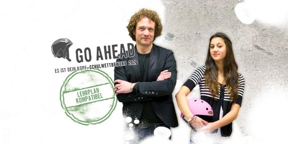 Eine erwachsene Person und eine Jugendliche mit einem Helm unter dem Arm stehen nebeneinander, neben ihnen die grafische Darstellung eines Helms neben dem Schriftzug "Go ahead - Es ist dein Kopf - Schulwettbewerb - Lehrplan kompatibel"