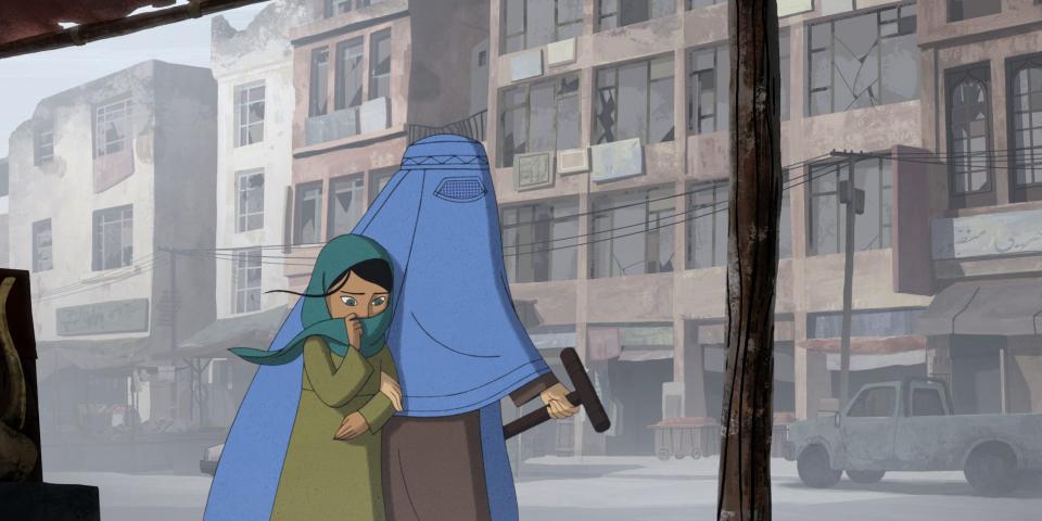 Parvana, mit einem türkisfarbenen Kopftuch, begleitet ihre in eine Burka gehüllte Mutter durch die Straßen Kabuls. 